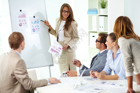 自信的女商人在会议上向同事评论市场营销图片
