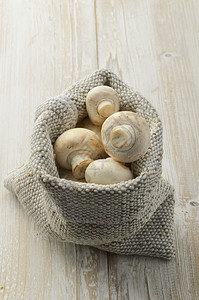 木质纹理帆布袋中的香菇图片