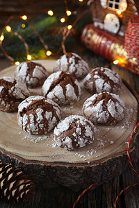 巧克力红糖饼干和圣诞装饰品古典风格图片