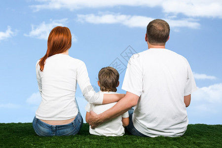 一家人坐在一起仰望天空的背影图片