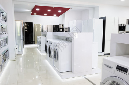 零售商店展示的洗衣机和冰箱图片