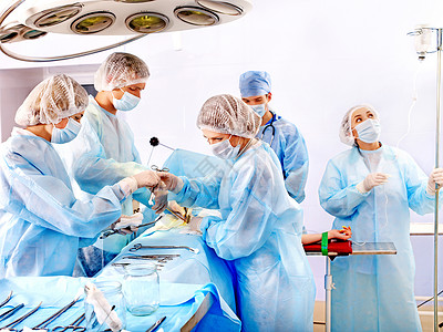 基罗法诺在手术室工作的背景