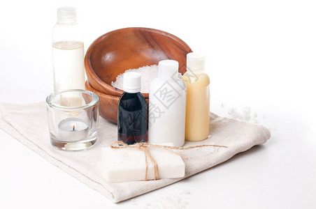 白色背景的温泉身体护理和卫生产品构图片