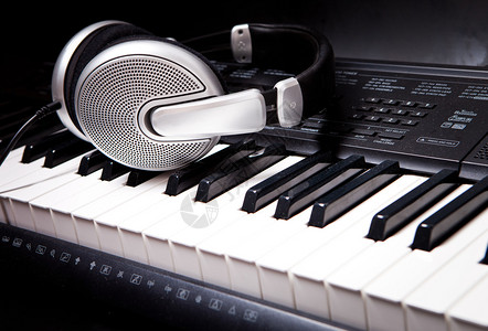 音乐合成器键盘上的耳机电子图片