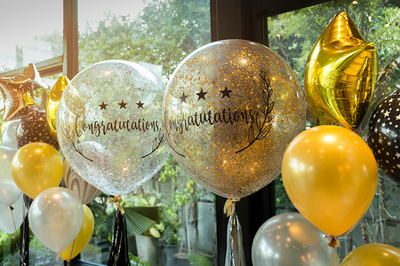庆祝金球和白色气球在派对装饰品上配有火图片
