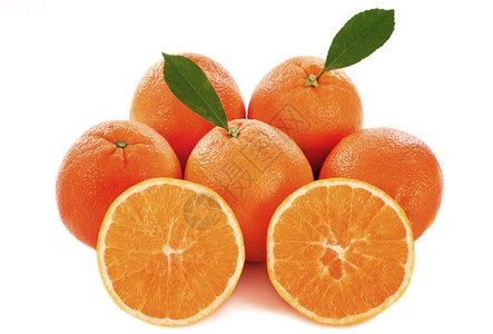 白色背景前的橘子果实图片