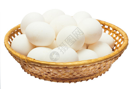 白色背景篮子里的白鸡蛋背景图片