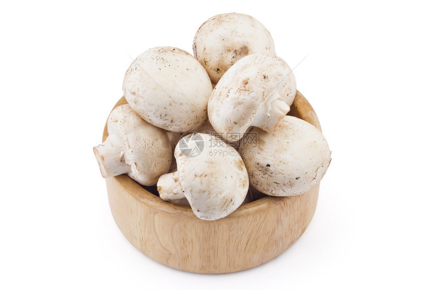 白色背景中装满新鲜生香菇波托贝罗蘑菇的木碗图片