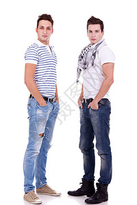 两个朋友手握着白色背景的口袋站在图片