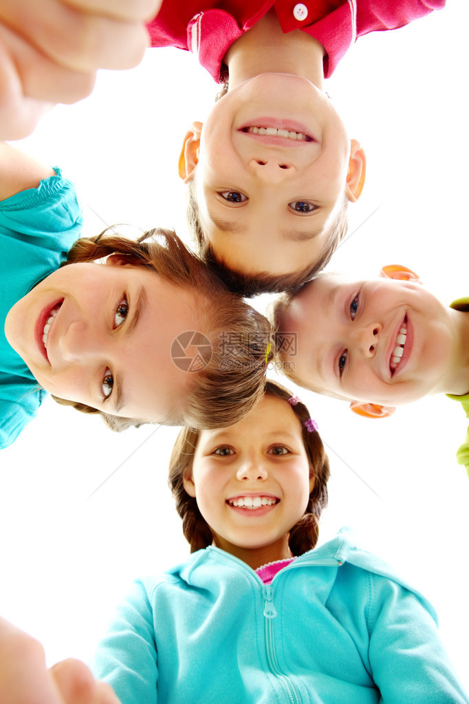4个快乐的孩子的连图片