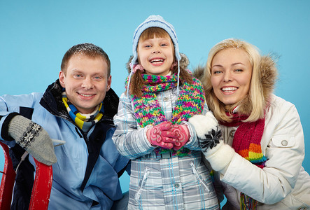 欢乐的父母和女儿在冬天穿冬装带着图片