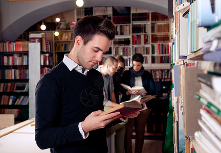 男大学生在图书图片