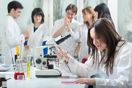 实验室里的一群医学生背景图片