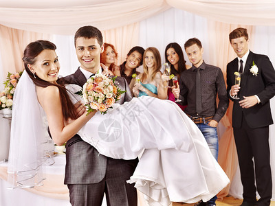 Groom在婚礼上把新娘图片