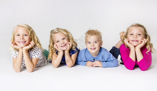四个微笑的小孩肖像图片