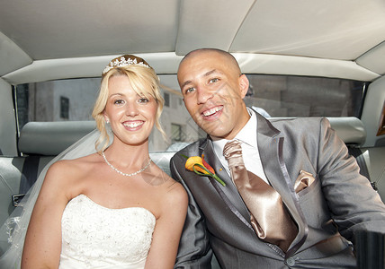 新娘和格隆在仪式后在婚礼车里享图片