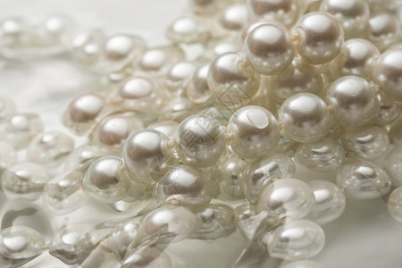 水中闪亮的白珍珠串图片