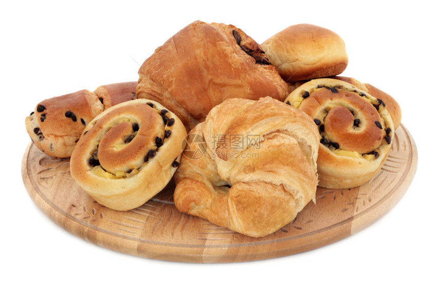 巧克力和普通羊角面包还有法国早餐饼在白色背景的木板图片