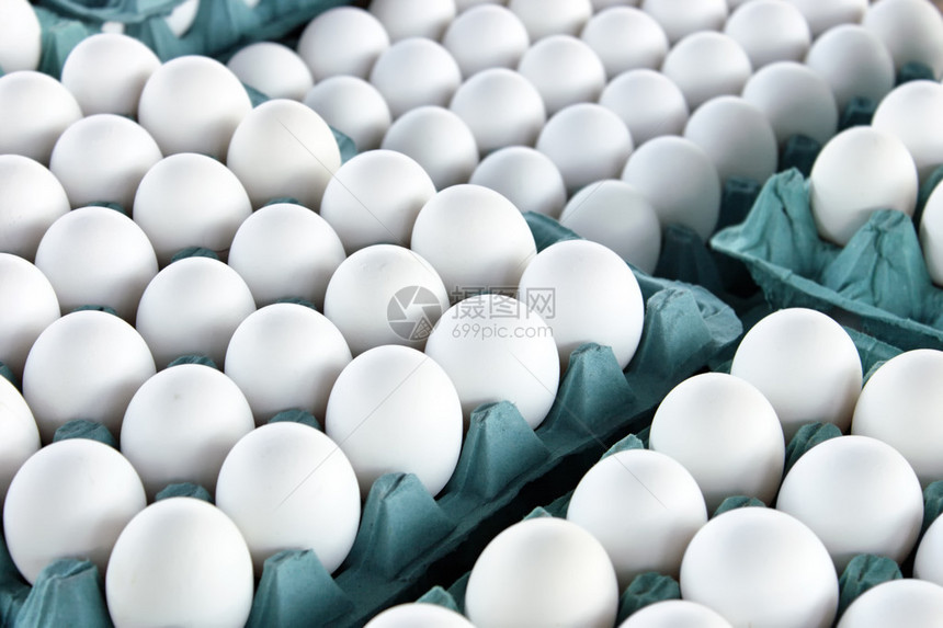 托盘上的白鸡蛋图片