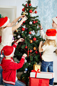 一群可爱的孩子在圣诞公帽装图片
