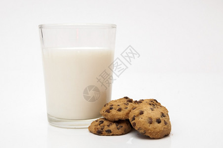 白色背景的玻璃牛奶和巧克力曲奇饼Cholice图片