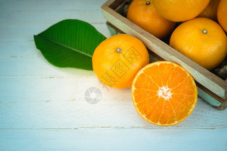 整片新鲜橙子水果和木图片