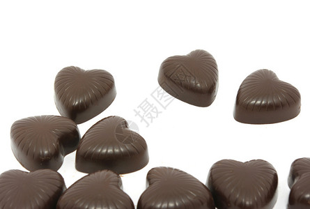 白色背景上的巧克力糖果图片