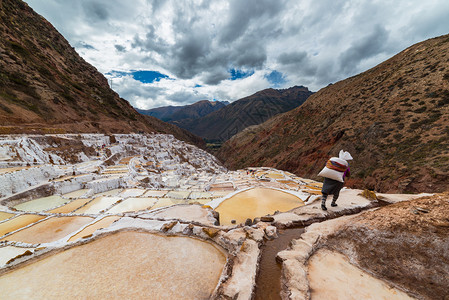 在秘鲁乌班巴谷马拉斯的梯田盐上图片
