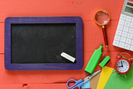 笔记本彩色铅笔返回学校概念表面图片