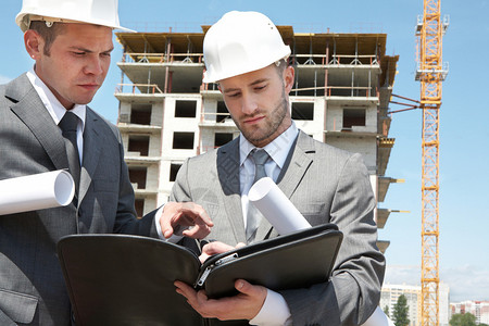 两名建筑工人站在建筑工地图片