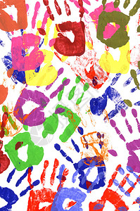 白纸背景上隔绝的活丙烯涂料所印的儿童手印图片