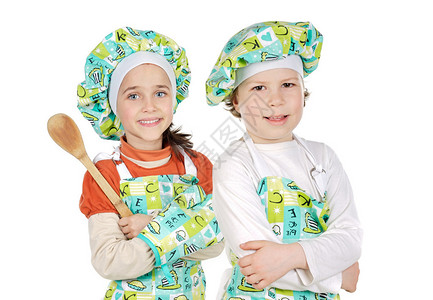 在白色背景下学习烹饪的儿童图片