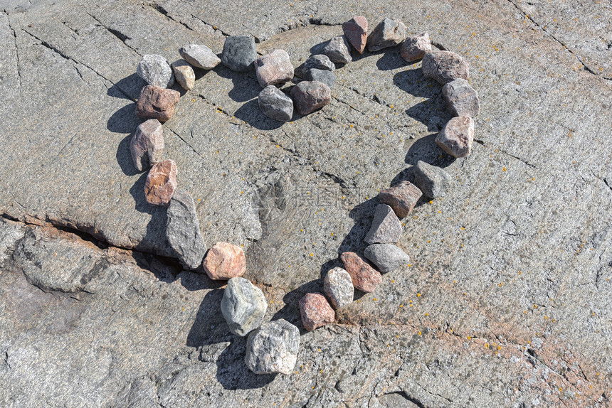 一颗心的石头在花岗岩上塑图片