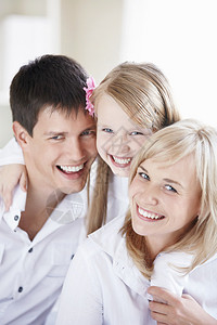 微笑的年轻家庭近图片