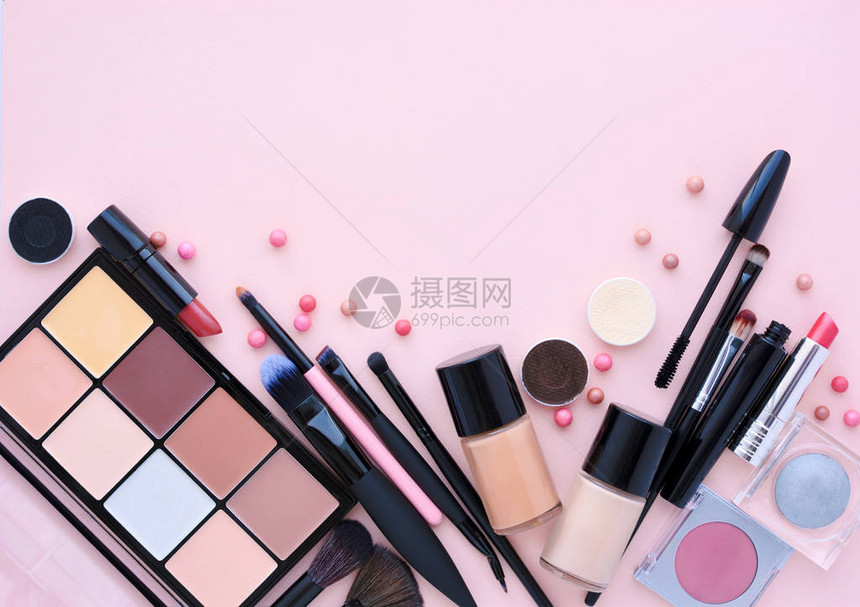 在带有空间的粉色面粉背景上化妆刷和装饰化妆品图片
