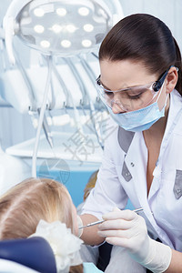 儿童在牙科诊所治疗的牙齿图片
