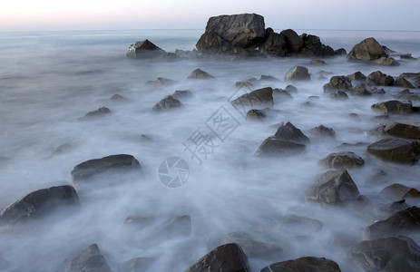 海水中石头的晨景图片