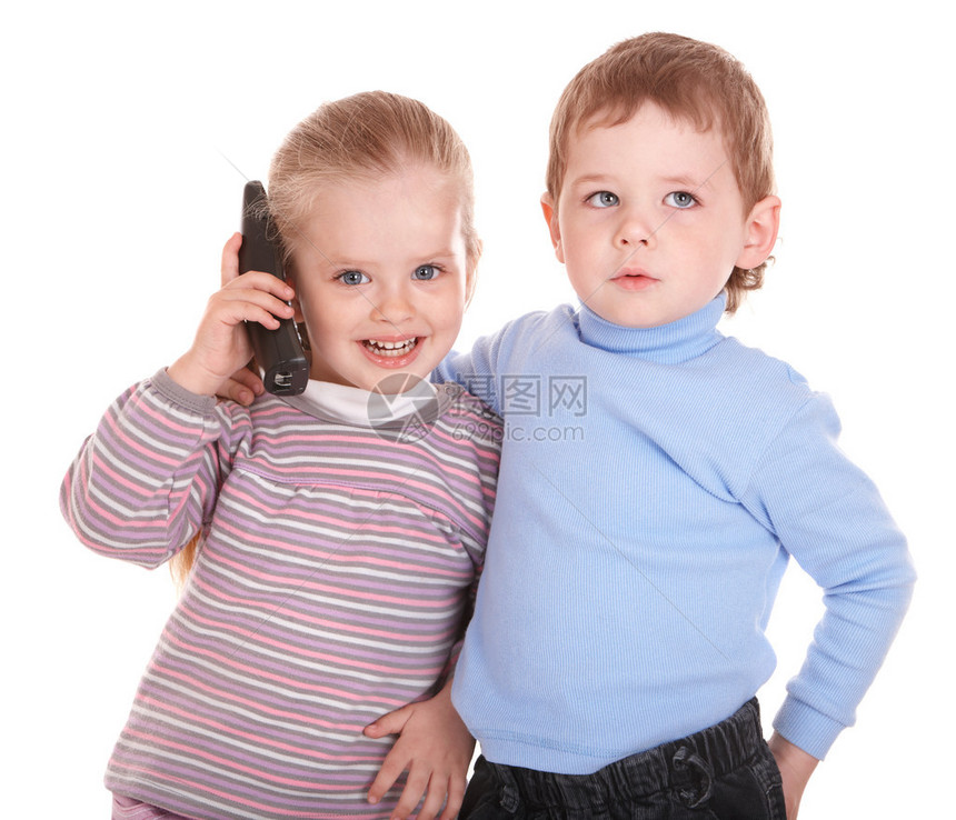 小女孩和男孩通过电话交谈图片