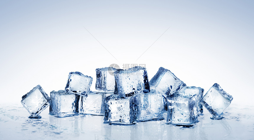 冰块带有水滴的凉爽清水晶图片