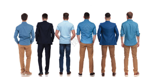 身穿西装和蓝衬衫的6名放松的青年男子背面图片