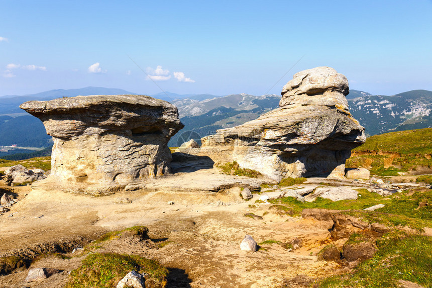 罗马尼亚布塞吉山区地貌岩石结构罗图片