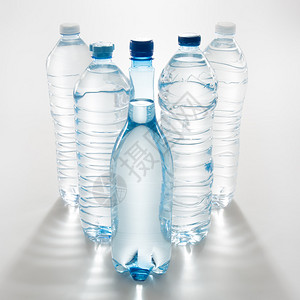 收集白色背景孤立的瓶装水以白图片