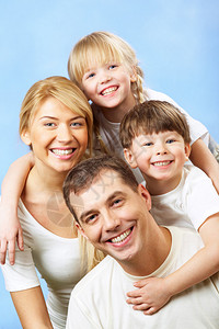 家人在蓝色背景下微笑的镜头中家图片