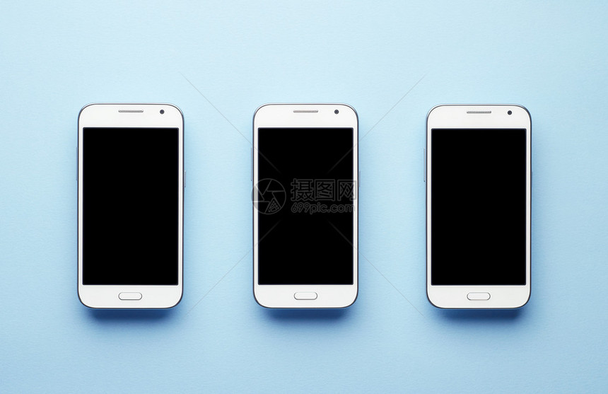 三个白色智能电话覆盖蓝色图片