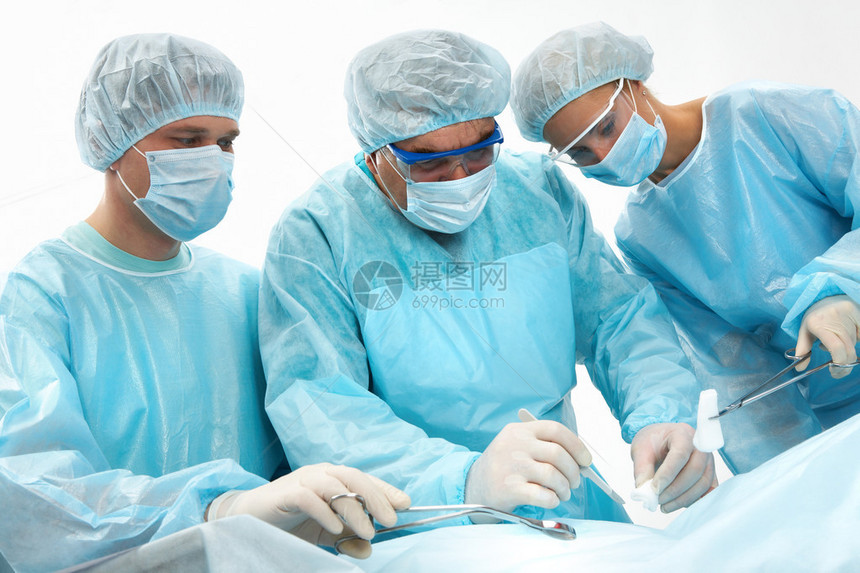 三个外科医生对一图片