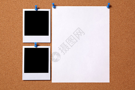 贴在软木通知板上的空白照片印和普通纸海报可复制空间pat图片