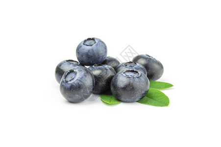 一群蓝莓被隔离在白背景图片