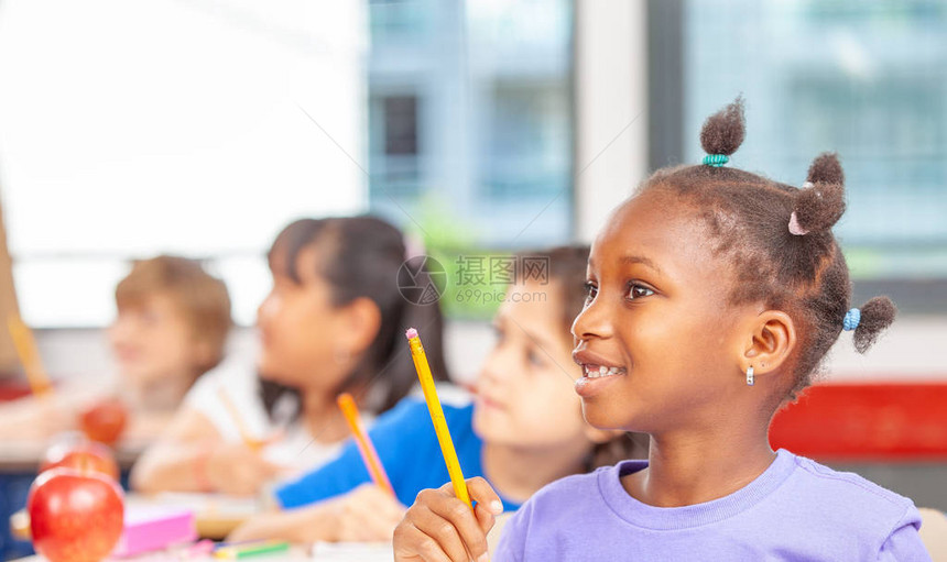 小学的混合种族课堂学生听从教师图片