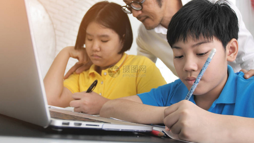 辅导室儿童在课堂上与老师一起在笔记本电脑上学习亚洲儿童在家和图片