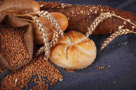 新鲜香喷的面包在桌子上食品概念面包店图片